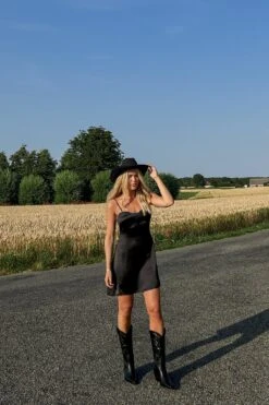 Rhinestone Detail Mini Dress -Na-Kd 1727 000086 0002 editorial4