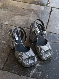 Chunky Buckle Plateau Heels -Na-Kd chunky buckle plateau heels 1055 001375 0657 social