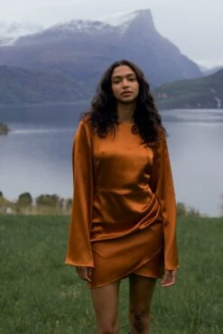 Draped Satin Dress -Na-Kd draped satin dress 1018 010133 0261 editorial