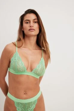 Elastic Lace Triangle Top -Na-Kd elastic lace triangle top 1013 000821 5310 32456 1