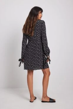 NA-KD Flowy Bow Detail Mini Dress -Na-Kd flowy bow detail mini dress 1100 006708 44580132