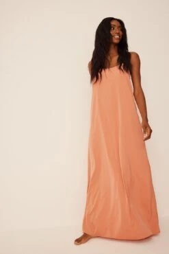 Flowy Strap Maxi Dress -Na-Kd flowy strap maxi dress 1736 000346 0124 01c