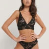 Lace Romance V-String -Na-Kd lace romance v string 1013 000722 0002 01a