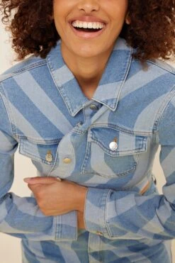 Swirl Detail Denim Jacket -Na-Kd misslisibell organic swirl detail denim jacket 1655 000051 0003 13830