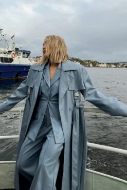 Buckle Detail PU Trenchcoat -Na-Kd nakd buckle detail pu trenchcoat 1692 000103 0003 32414 editorial2