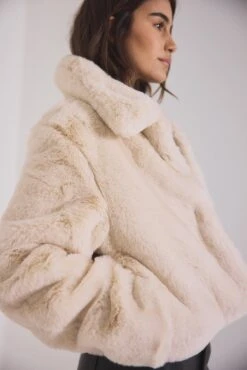 Cropped Faux Fur Jacket -Na-Kd nakd cropped faux fur jacket 1723 000084 0260 49651