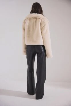 Cropped Faux Fur Jacket -Na-Kd nakd cropped faux fur jacket 1723 000084 0260 49661