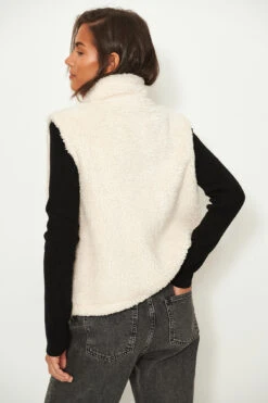 Short Teddy Vest -Na-Kd nakd short teddy vest 1018 008925 0260 02b