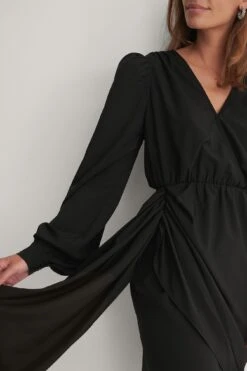 Shoulder Padded V-Neck Dress -Na-Kd nakd shoulder padded v neck dress 1017 000980 0002 04g