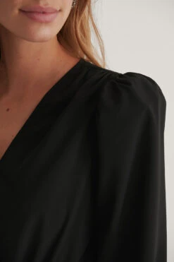 Shoulder Padded V-Neck Dress -Na-Kd nakd shoulder padded v neck dress 1017 000980 0002 05g