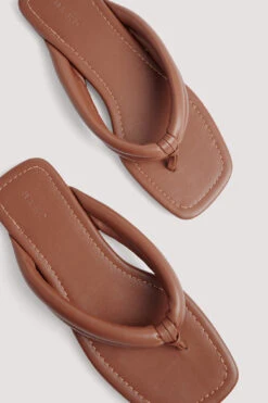 Padded Toe Strap Slippers -Na-Kd padded toe strap slippers 1055 001423 94790974