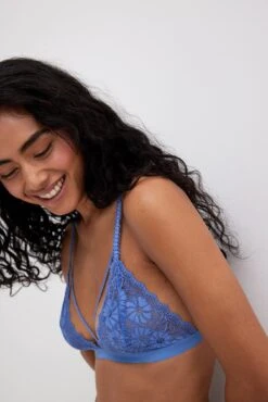 Strap Detailed Lace Top -Na-Kd strap detailed lace top 1013 001294 0003 4