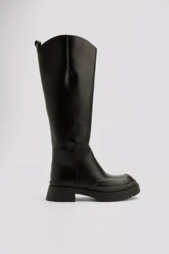Wide Rounded Shaft Boots