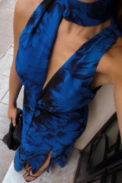 Wrap V-neck Maxi Dress -Na-Kd wrap v neck maxi dress 1017 002227 0955 editorial1