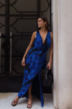 Wrap V-neck Maxi Dress -Na-Kd wrap v neck maxi dress 1017 002227 0955 editorial2